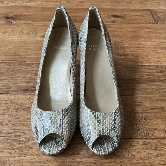 Stuart Weitzman Logo Plainfield Peep Toe Pumps Heels Mushroom Snakeskin Size 9 - Picture 3 of 11